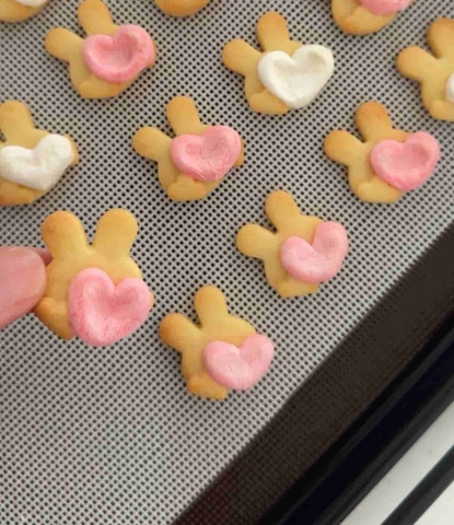 母の日のプレゼントに♪マシュマロをのせて焼くだけ「うさぎクッキー」の作り方