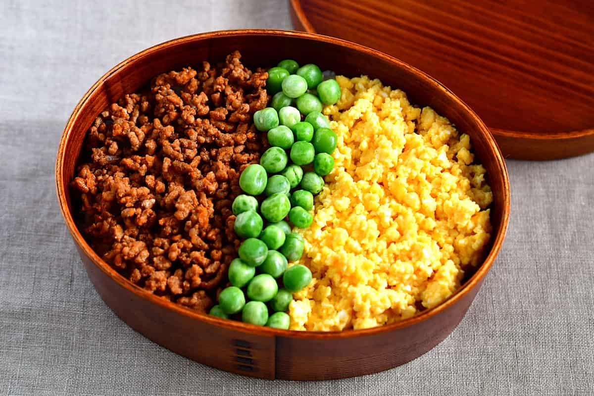 ケチャップそぼろを使った三食丼弁当