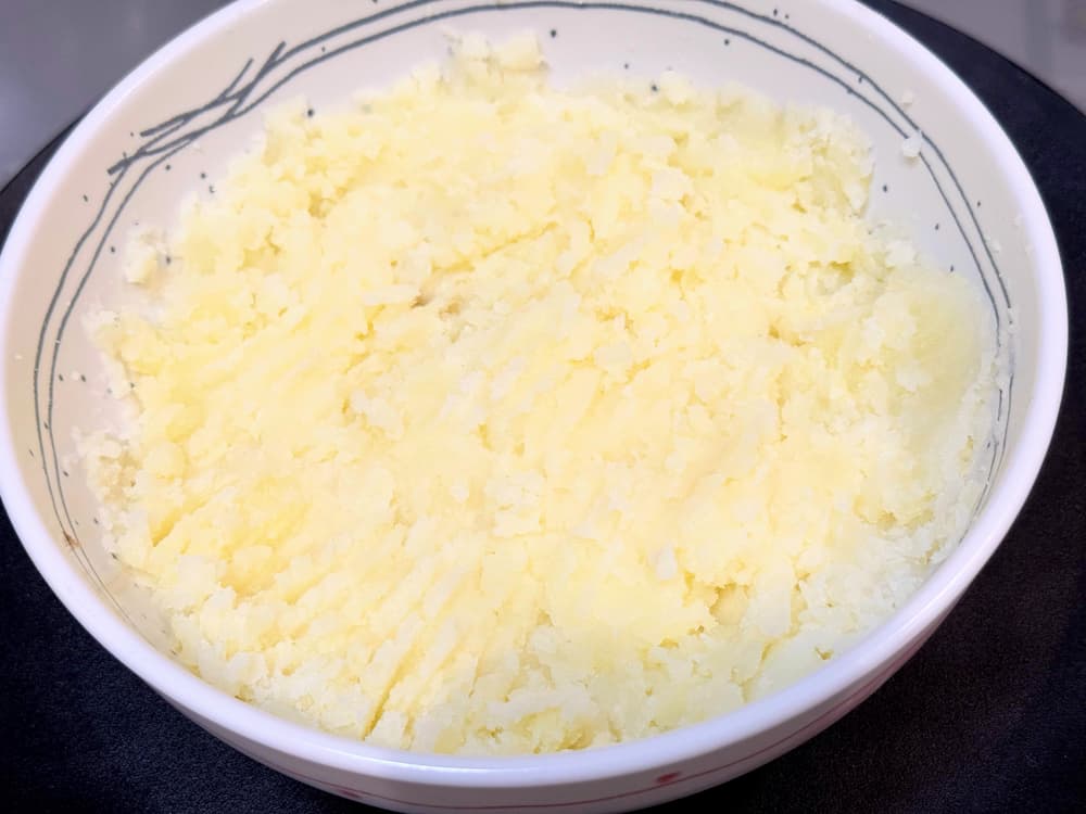熱いうちにフォークなどで粗めにマッシュする　青髪のテツ