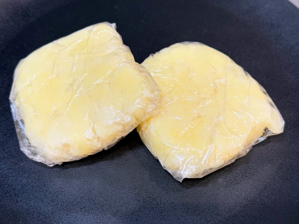 粗熱が取れたら小分けにしてラップで包む　青髪のテツ