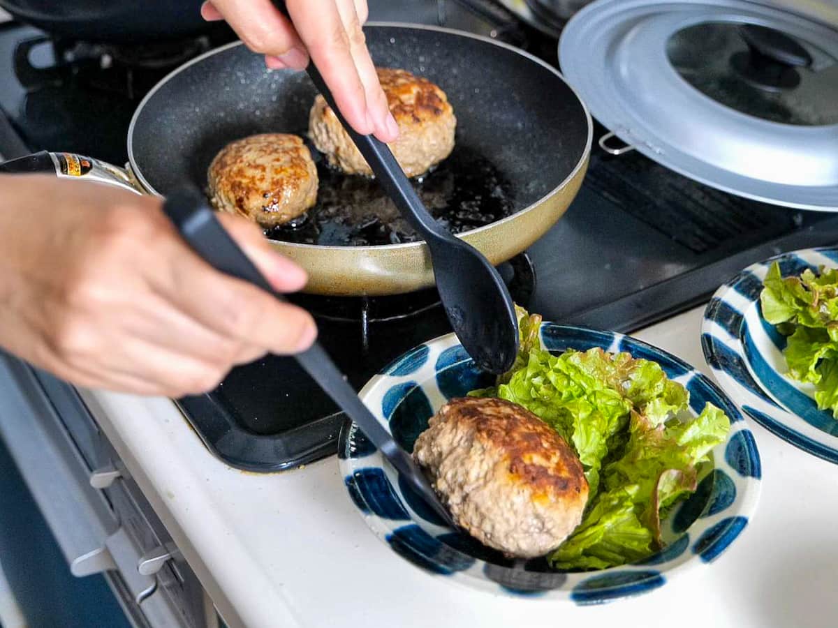 半熟卵のハンバーグ作り方