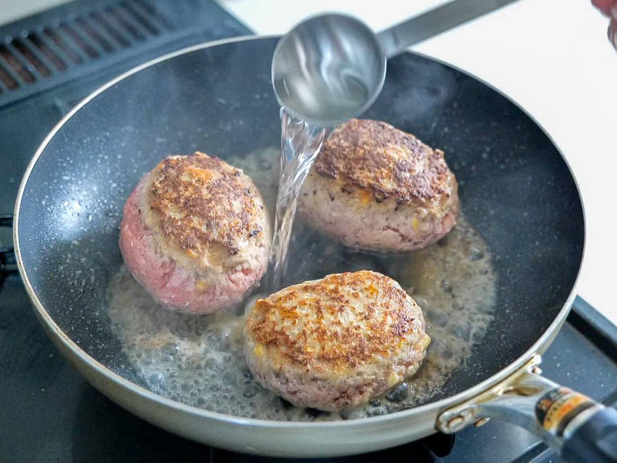 半熟卵のハンバーグ作り方