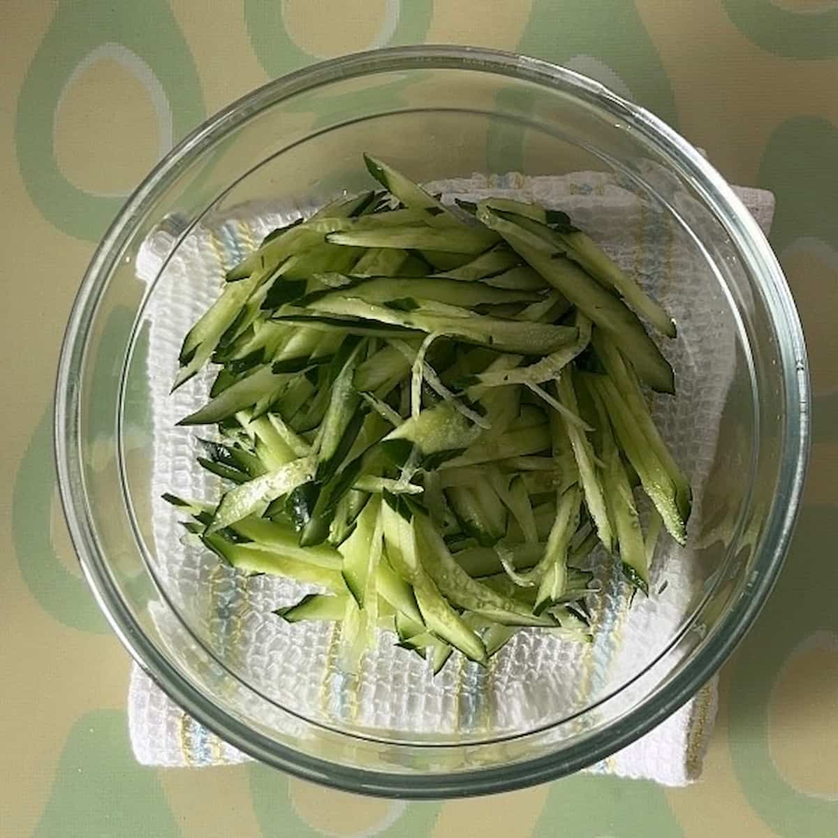 細切りにしたきゅりは塩もみし余分な水分をのぞく