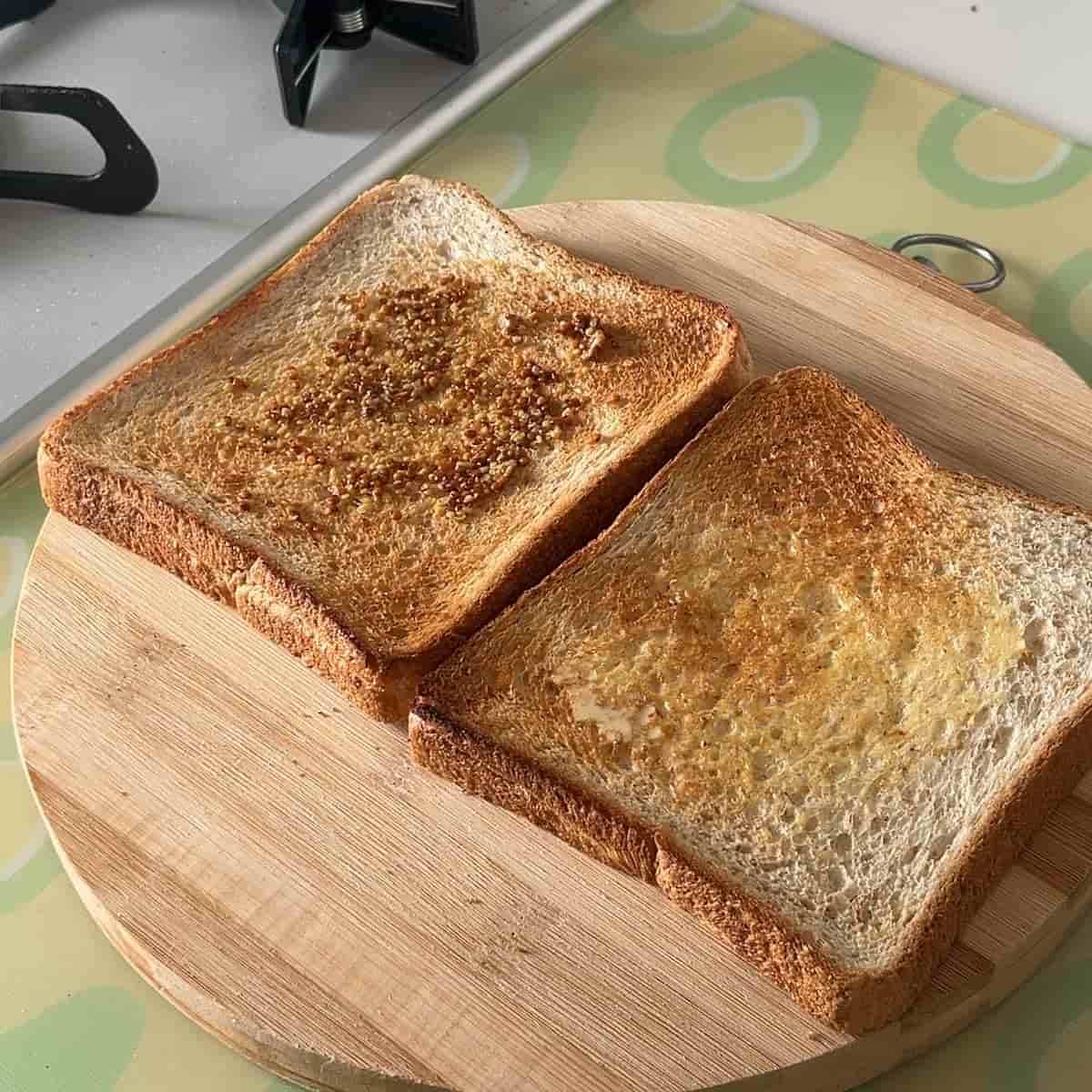 トーストした食パンにマヨネーズと粒マスタードを塗る
