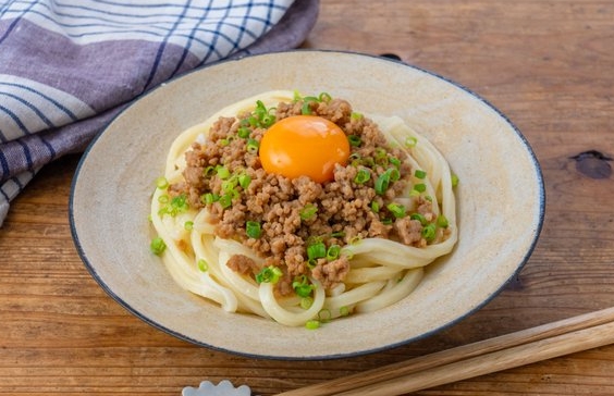 旨味たっぷり！パパッと作れる「ひき肉×冷凍うどん」でお手軽ごはん