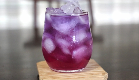 魔法のように色が変わる！カルディ「バタフライピーシロップ」でカフェ風ドリンクを楽しもう♪