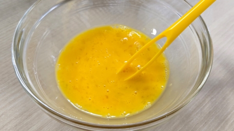 菜箸との違いに驚き！卵があっという間に「なめらかに混ざるスティック」が便利