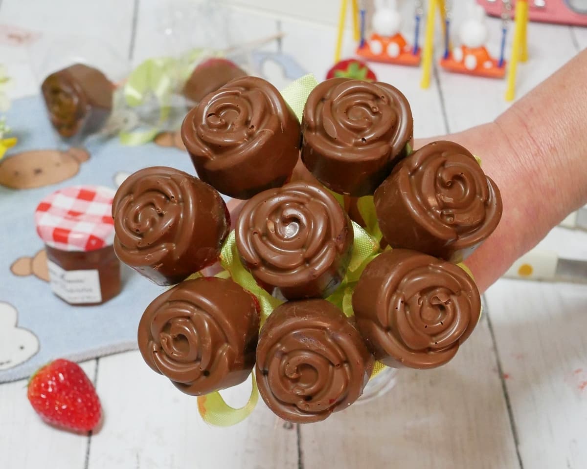 いちごとチョコで作るバラの花