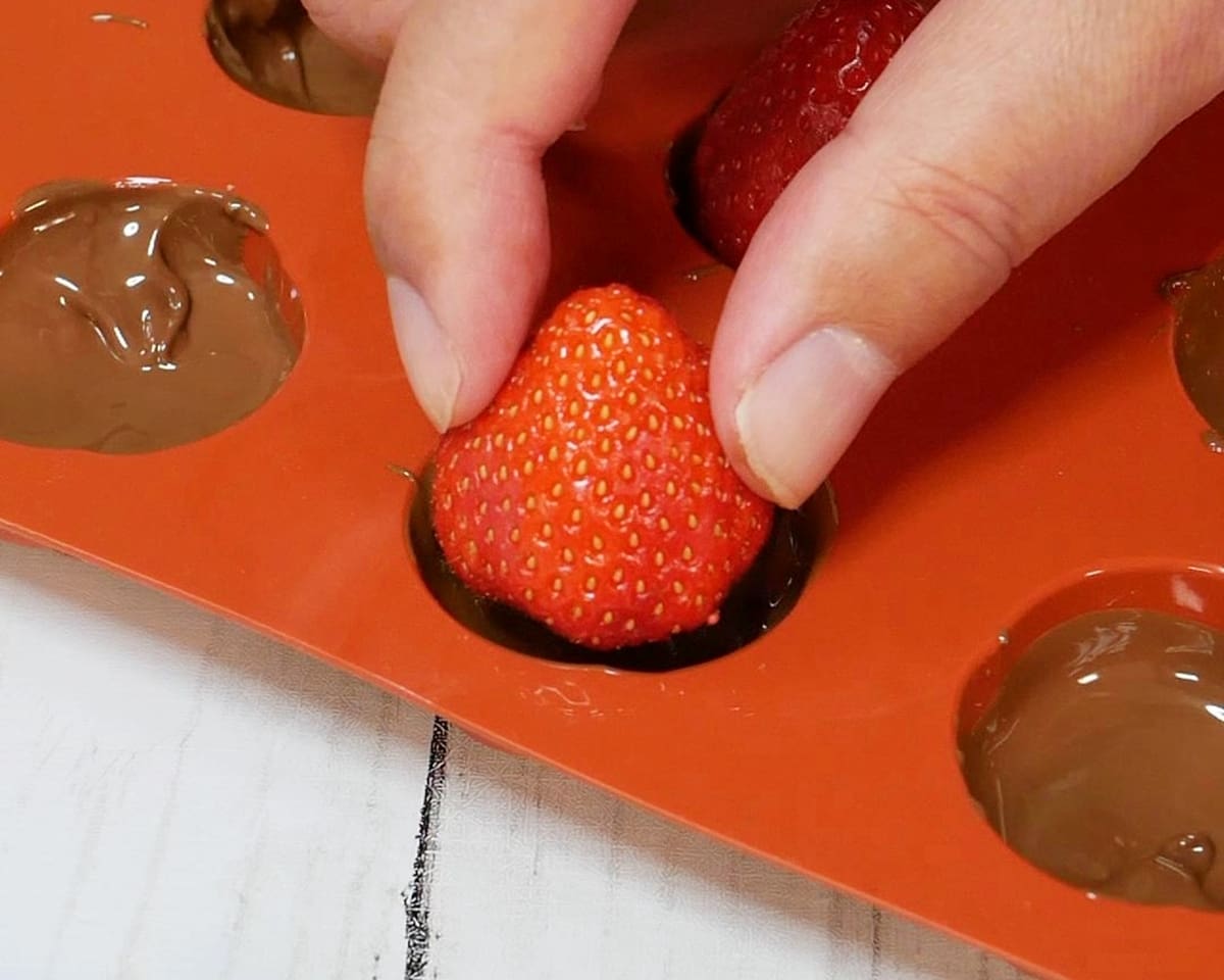 いちごとチョコで作るバラの花
