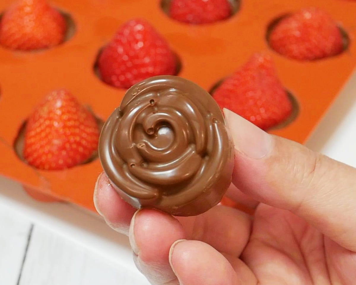 いちごとチョコで作るバラの花