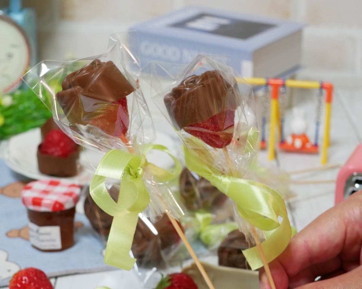 いちごとチョコで作るバラの花