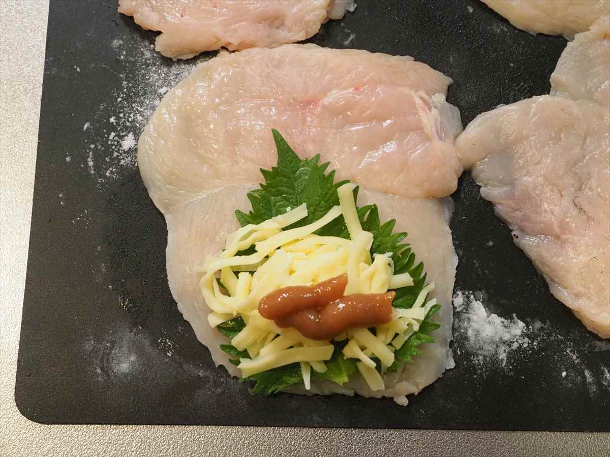 鶏むね肉の梅しそ巻き揚げ