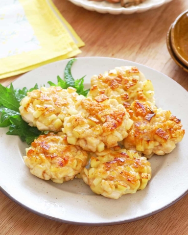 お弁当にも♪食材2つで簡単「鶏むねとじゃがいものカリカリ焼き」レシピ