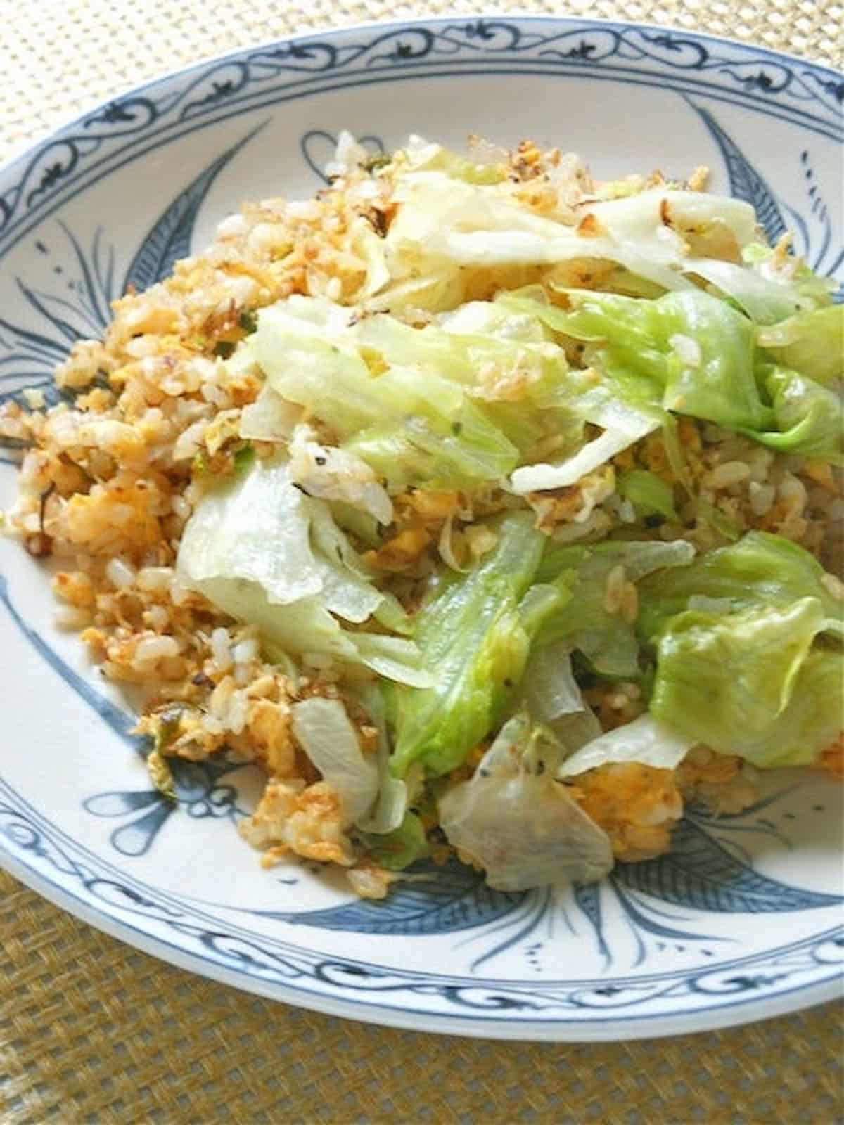 シャキシャキのレタスがおいしい♪「卵チャーハン」の作り方