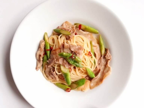 ランチや休日ごはんに◎「豚バラ×アスパラ」簡単麺レシピ