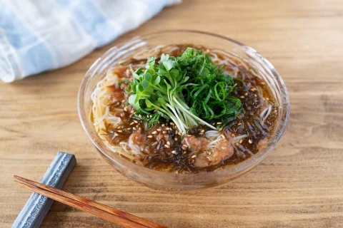 市販のもずく酢で味付け簡単！つるんとさっぱり♪「梅もずくそうめん」の作り方