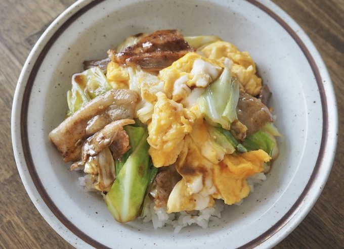 忙しい日のランチに♪一杯で大満足できる「豚たまご飯」レシピ