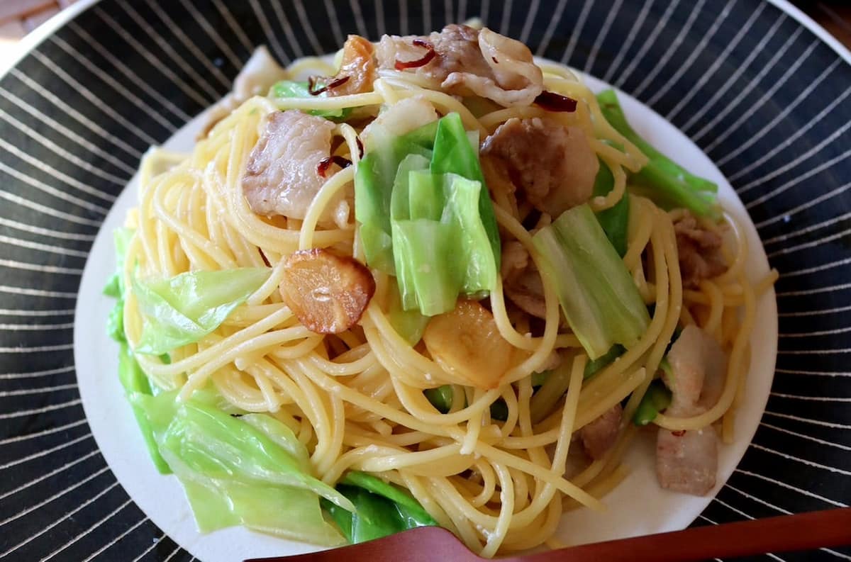 冷蔵庫にあるもので！「豚バラ×キャベツ」の簡単パスタレシピ