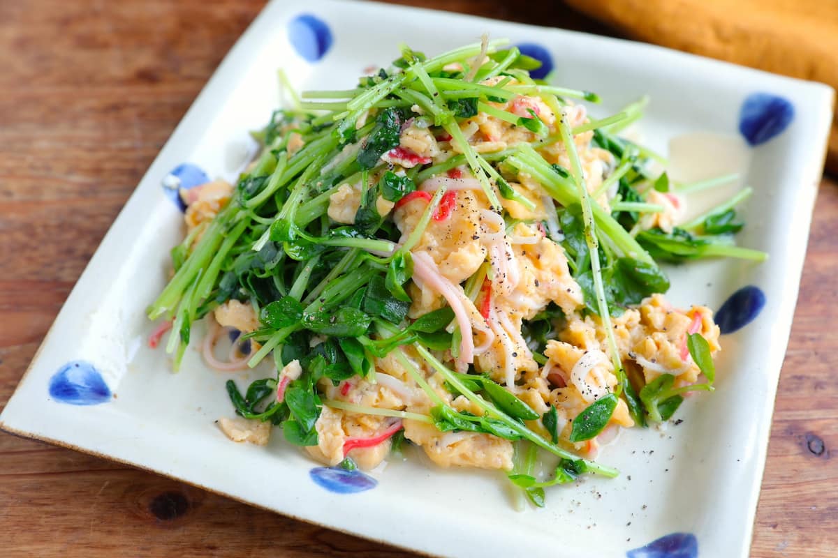 抱えて食べたい！「豆苗×ごま油」にやみつき必至♪