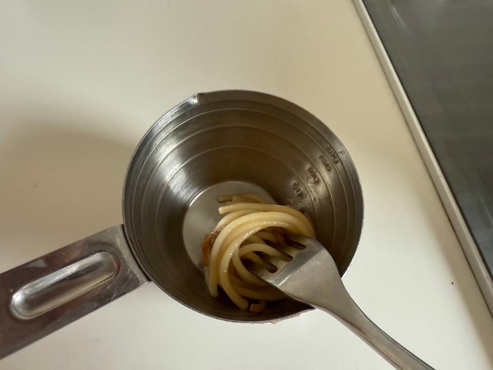 麺を一口ずつ丸める