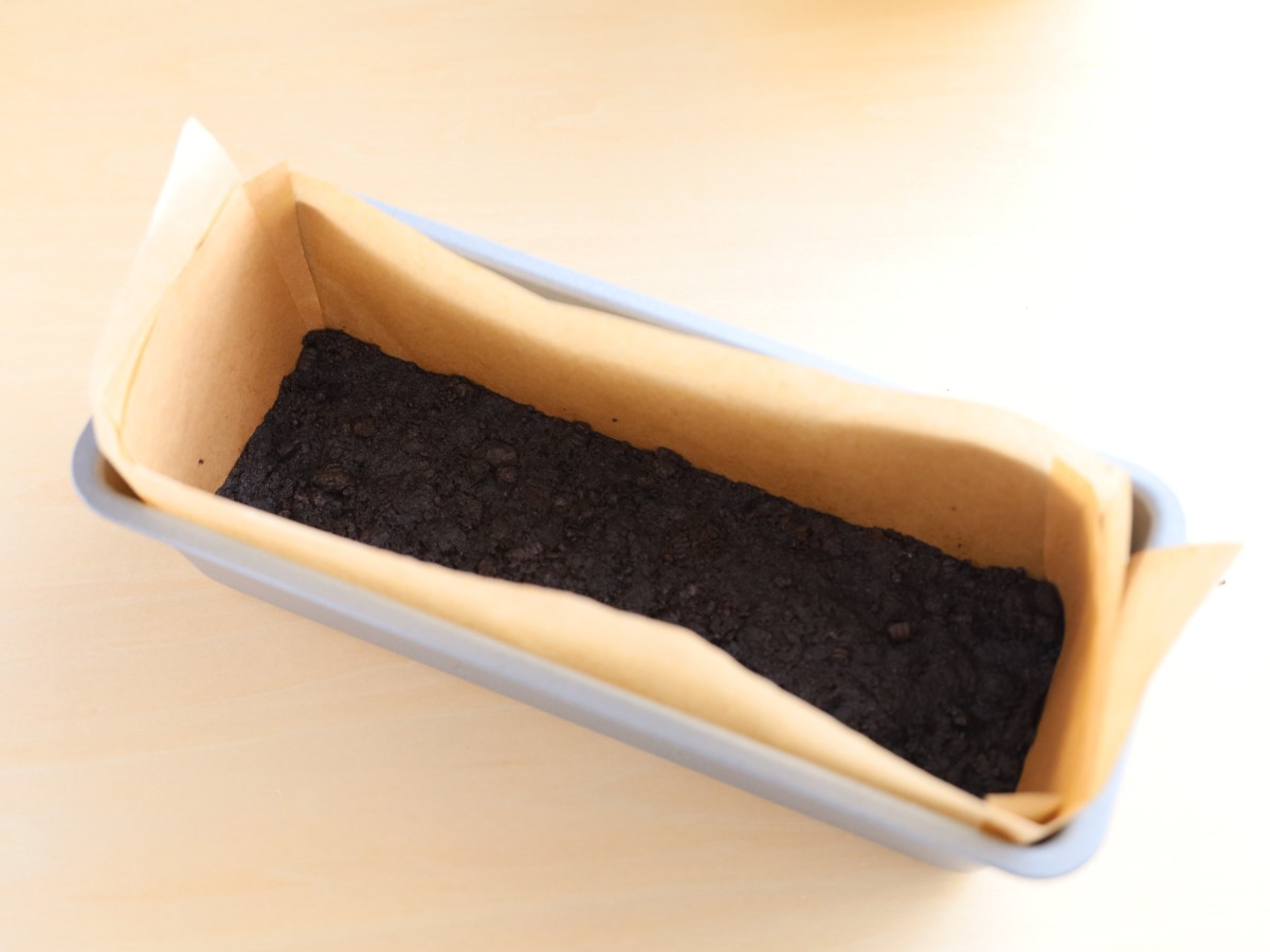 バターを混ぜたクッキーを敷く