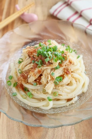 さっぱり食べられる♪蒸し鶏入りでボリューム◎「冷やしうどん」レシピ