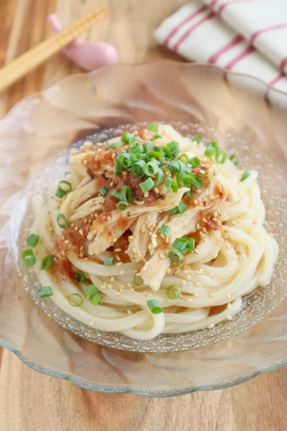 さっぱり食べられる♪蒸し鶏入りでボリューム◎「冷やしうどん」レシピ