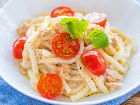 意外な組み合わせ！オリーブオイルが決め手の「冷凍うどん」レシピ