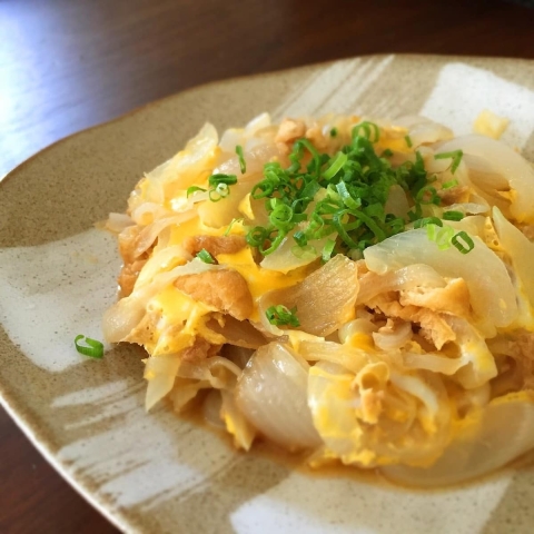 とろっと甘くておいしい！「新玉ねぎの卵とじ」簡単レシピ