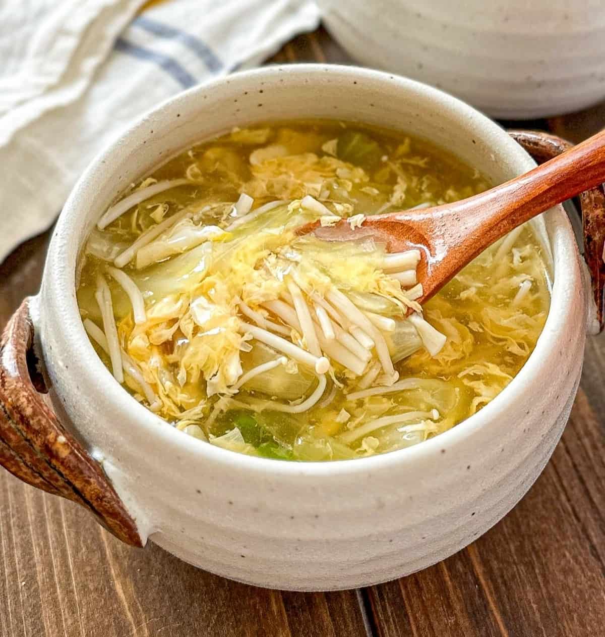 ふんわり卵がおいしい♪「卵とえのきのスープ」の作り方