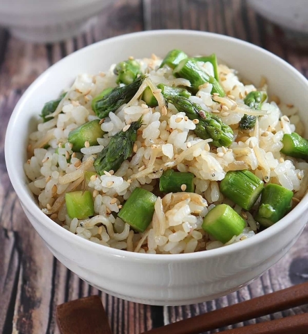 春にぴったり♪彩りきれいな「アスパラの混ぜご飯」