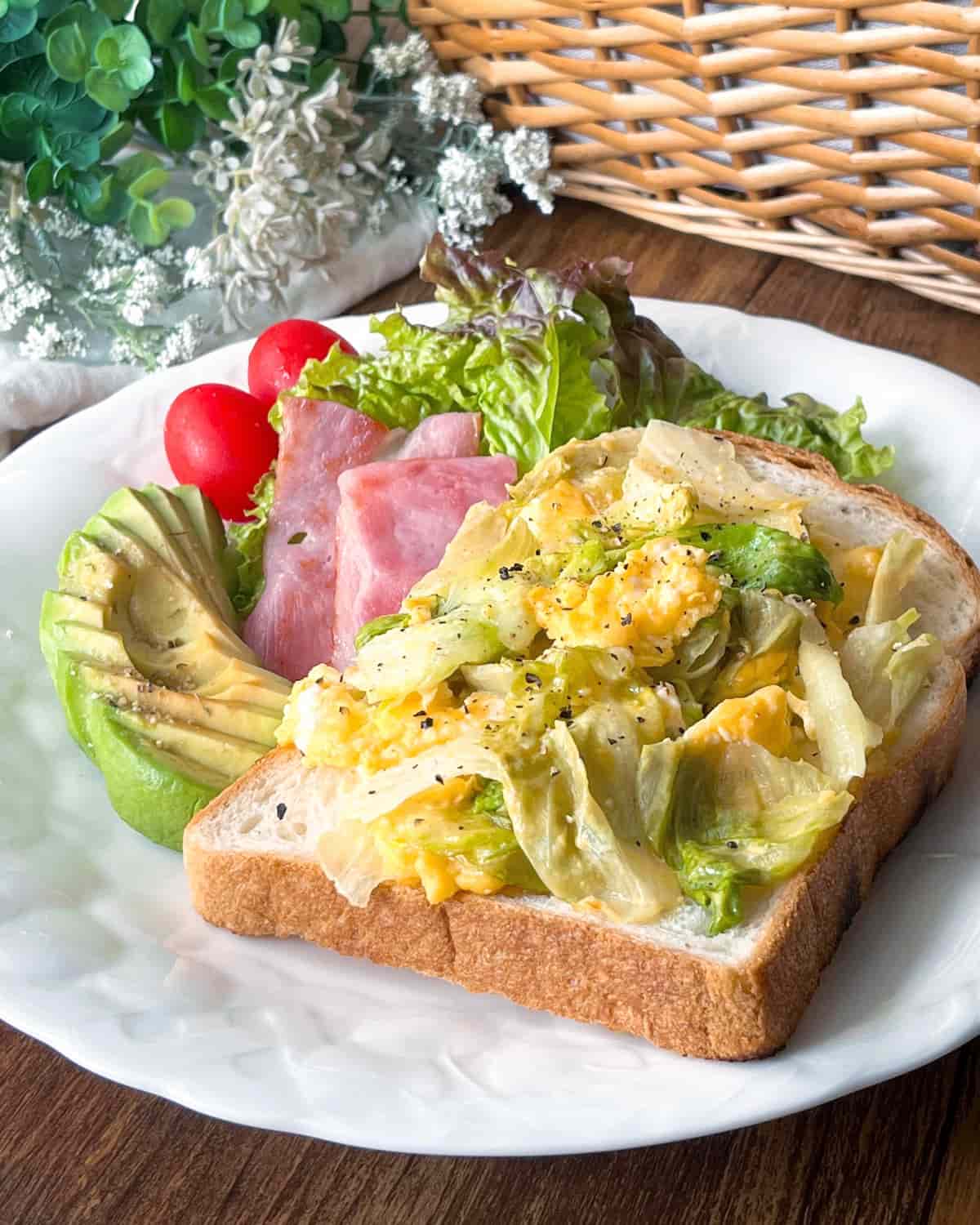 たっぷりレタスとふわとろ卵のトースト