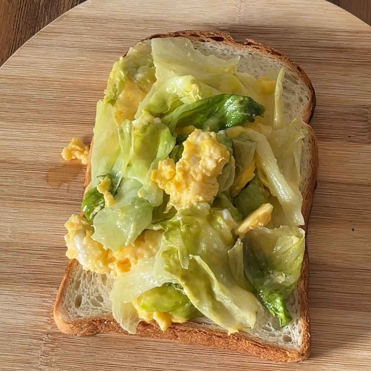 たっぷりレタスとふわとろ卵のトースト