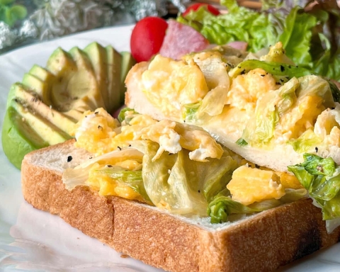 新食感！「たっぷりレタスとふわとろ卵のトースト」の作り方