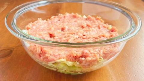 重ねてチンするだけ！作り置きにもなる「豚ひき肉」のおいしい食べ方