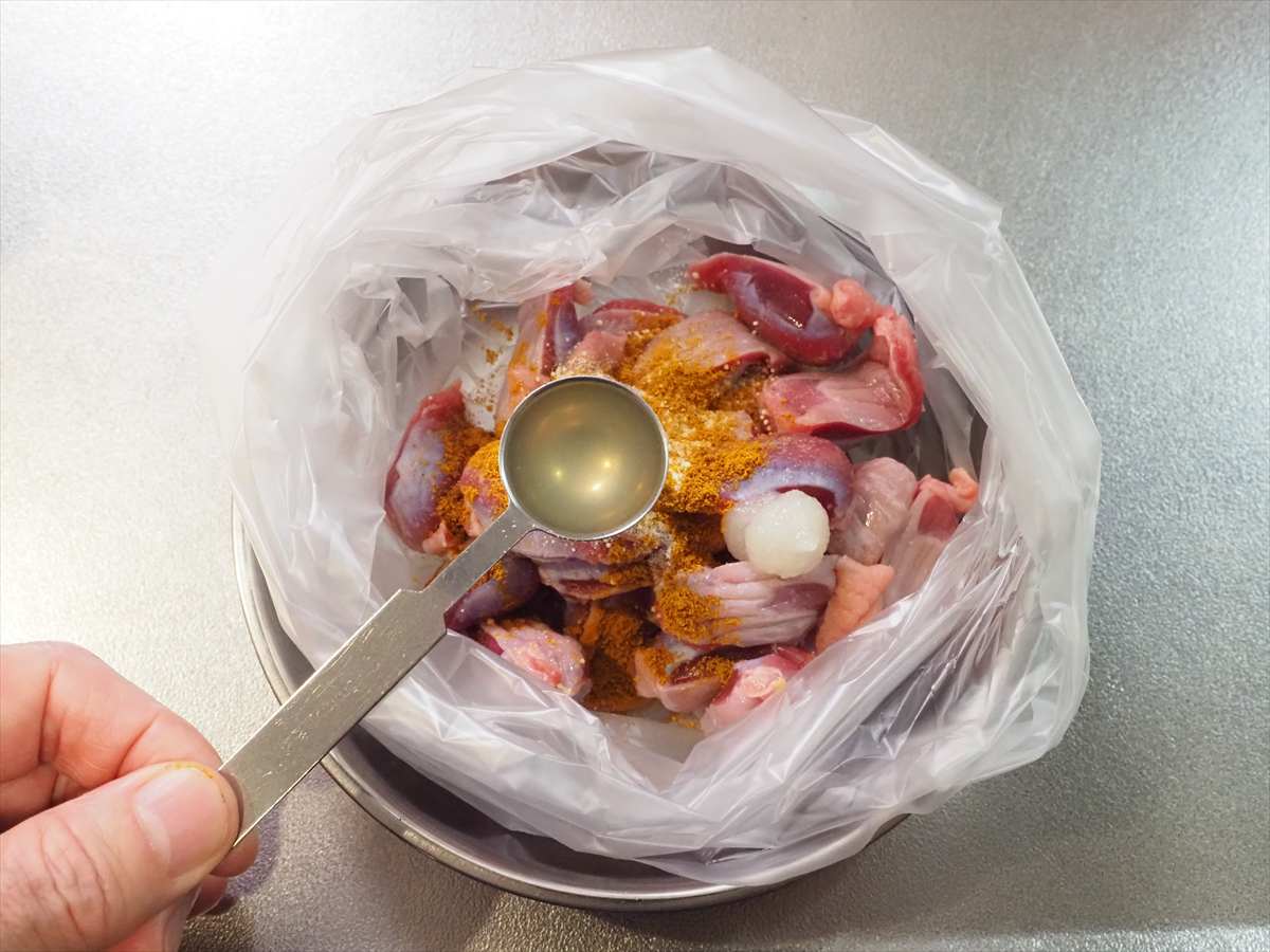 砂肝のカレー炒め、切り取った銀皮も捨てずに「銀皮のとくとく唐揚げ」にして美味しく食べる