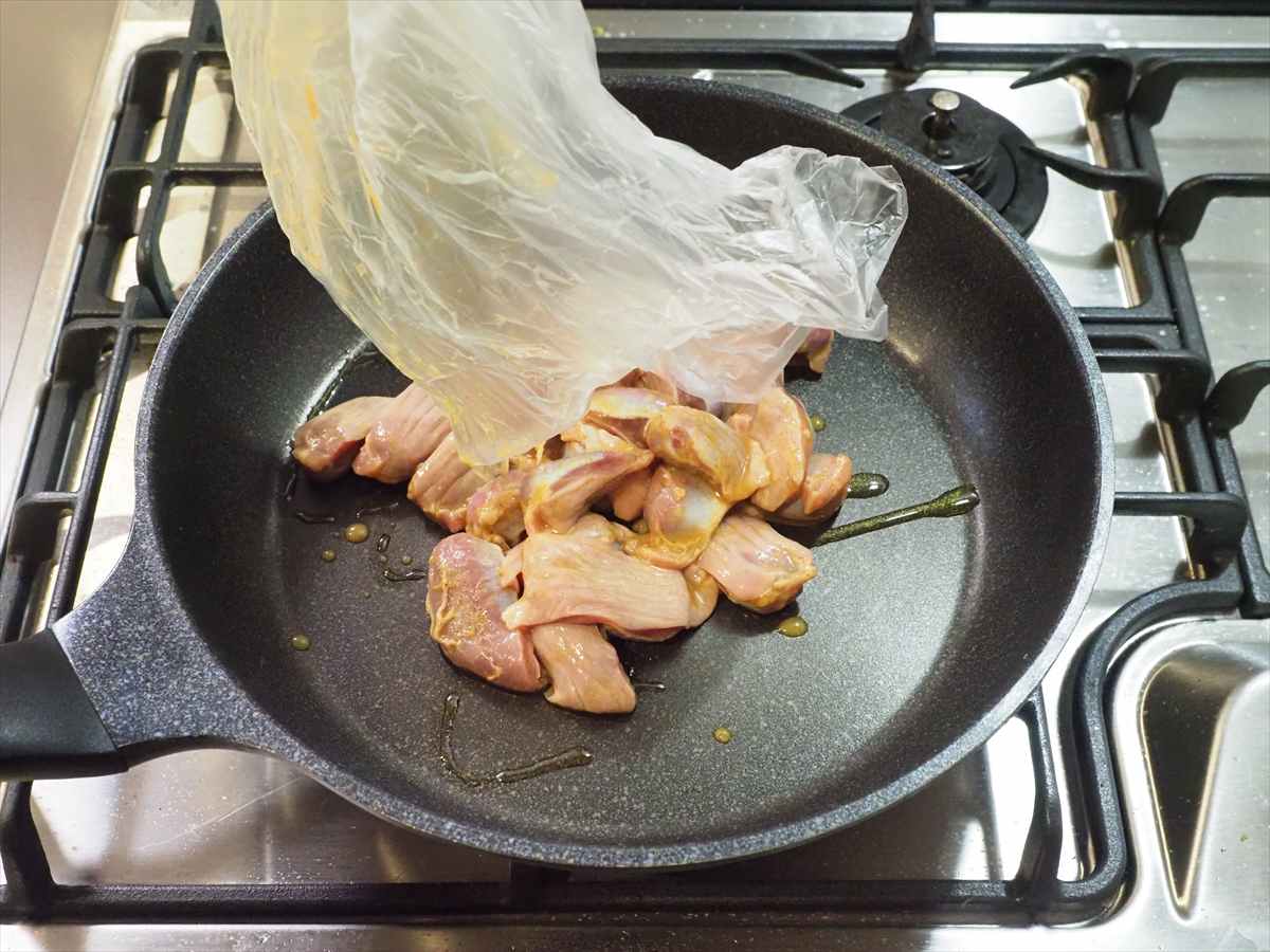 砂肝のカレー炒め、切り取った銀皮も捨てずに「銀皮のとくとく唐揚げ」にして美味しく食べる