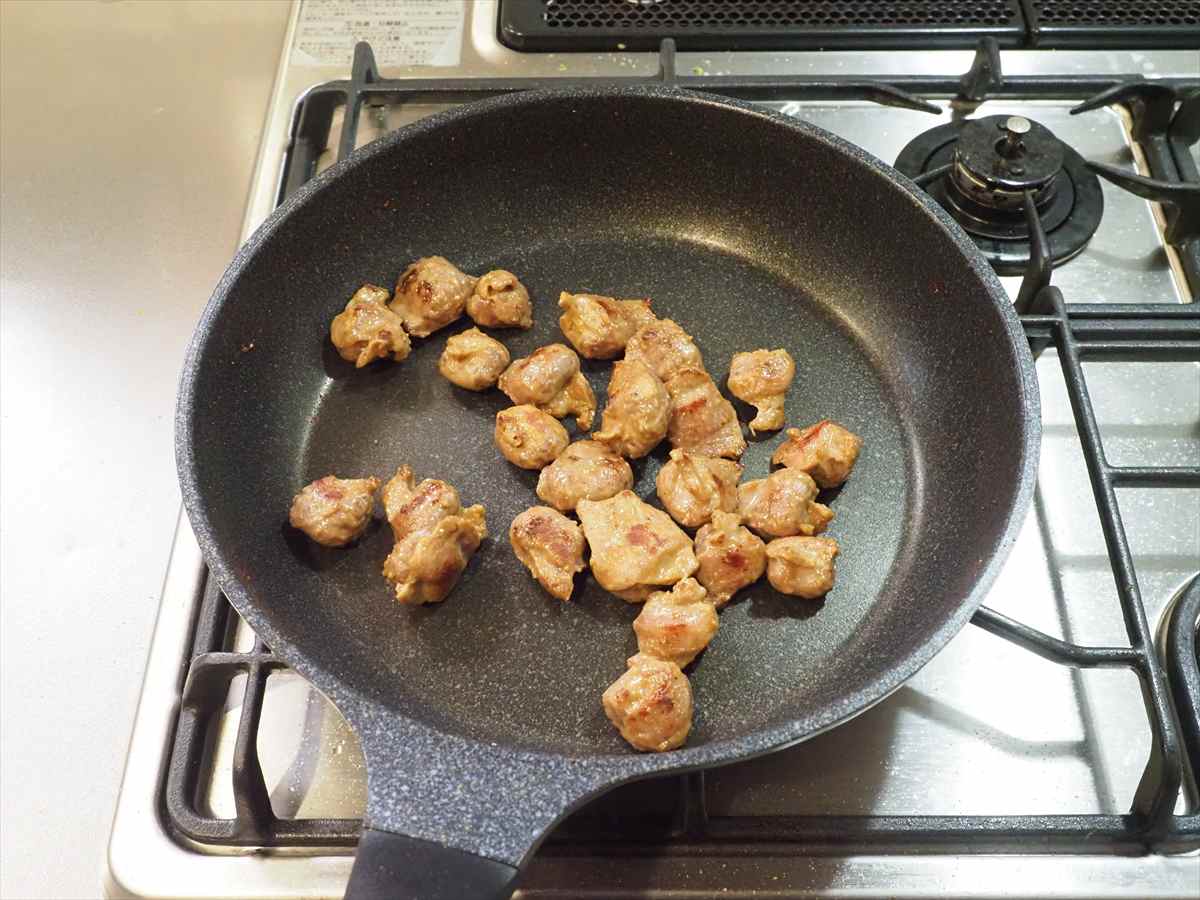 砂肝のカレー炒め、切り取った銀皮も捨てずに「銀皮のとくとく唐揚げ」にして美味しく食べる