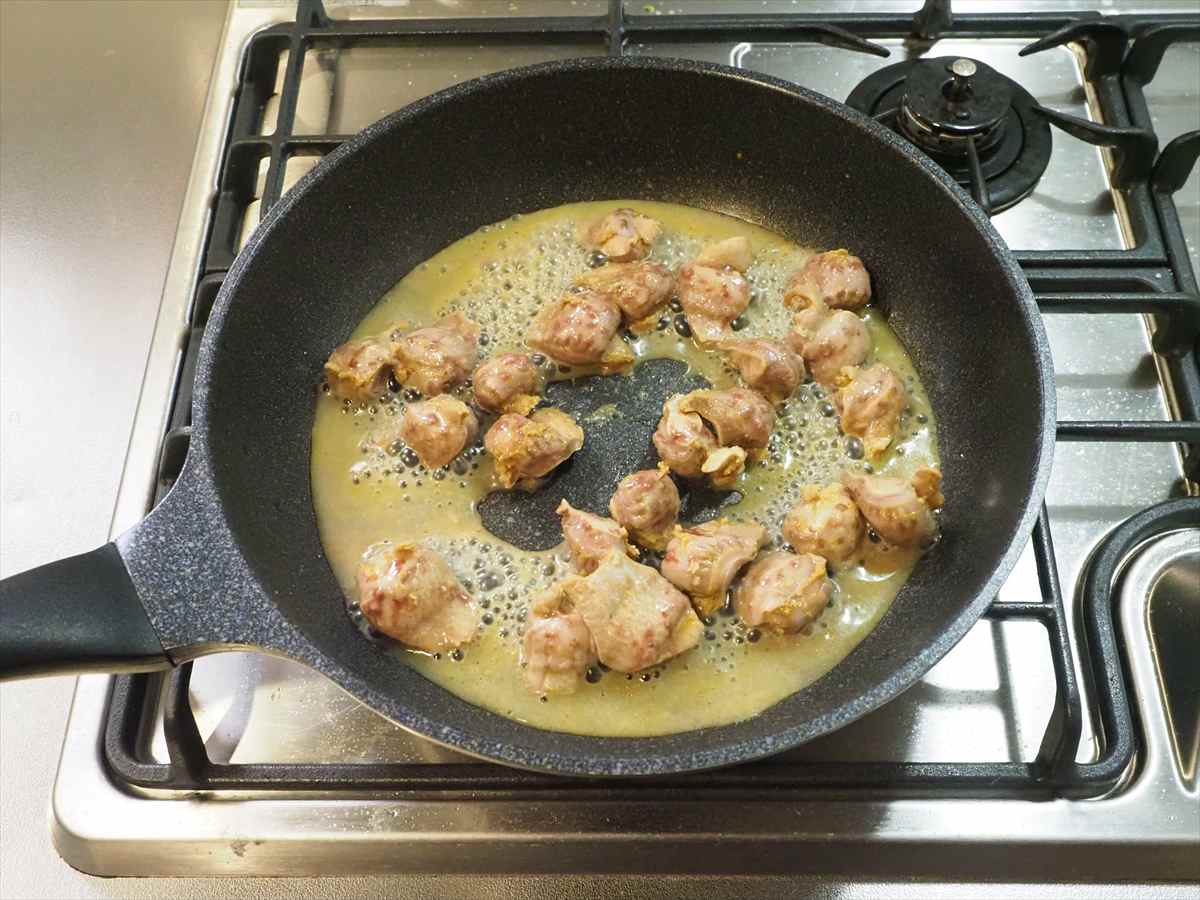 砂肝のカレー炒め、切り取った銀皮も捨てずに「銀皮のとくとく唐揚げ」にして美味しく食べる