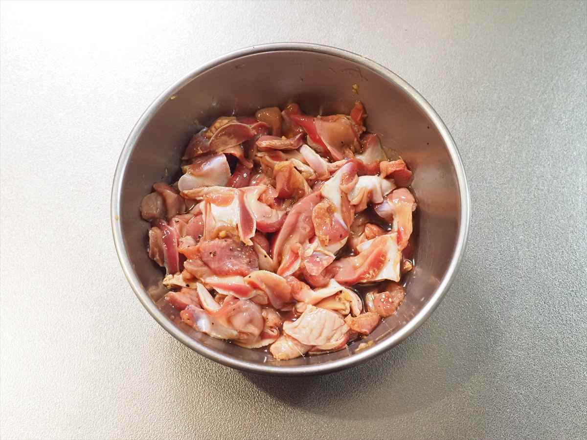 砂肝のカレー炒め、切り取った銀皮も捨てずに「銀皮のとくとく唐揚げ」にして美味しく食べる