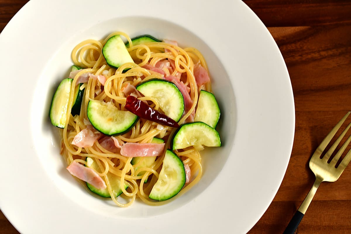 刻みにんにくのオイル漬けを使ったパスタ