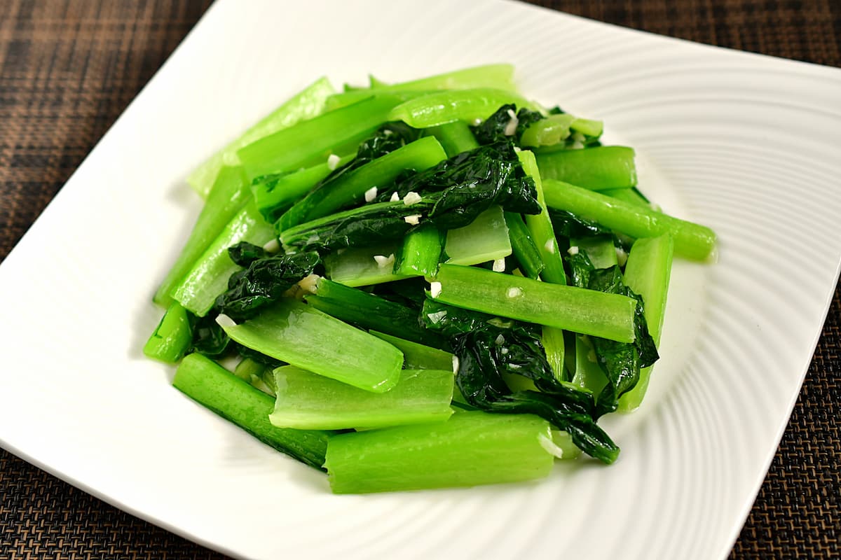 刻みにんにくのオイル漬けを使った青菜の中華炒め