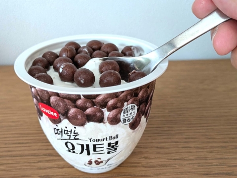 SNSで大バズり中！セブン新商品「クリーミーヨーグルトボール」がほどよい酸味でおいしい♪