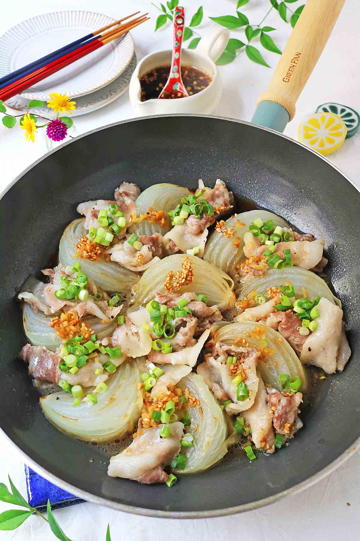 15分でとろ～りもっちり！「新玉ねぎと豚バラのフライパン蒸し」