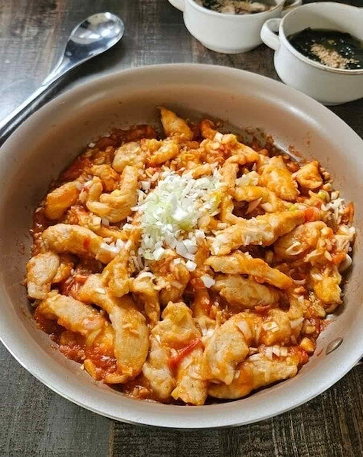ピリ辛味でご飯がすすむ♪豆板醤が決め手の「鶏むね炒め」5選