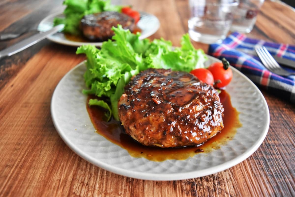 肉汁あふれる♪「ごろっとなすのジューシーハンバーグ」レシピ