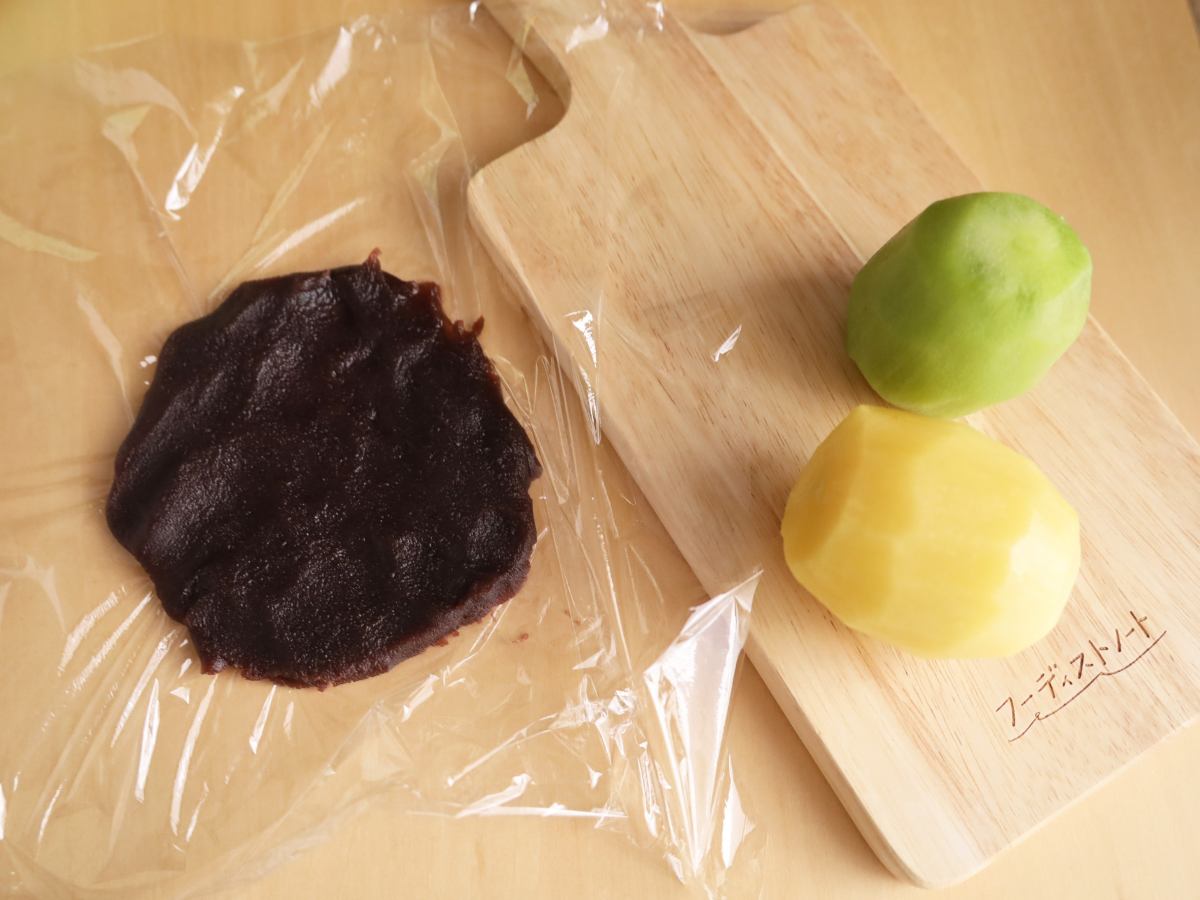 キウイフルーツをこしあんで包む