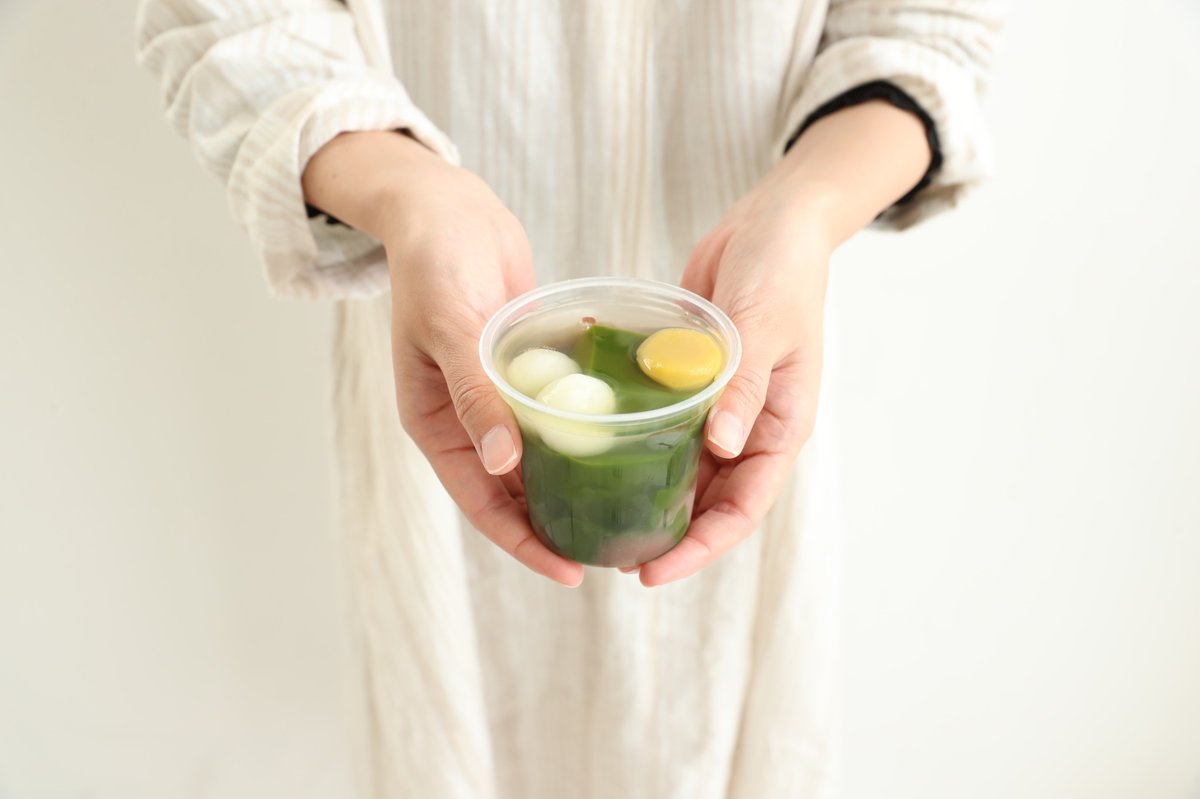 千紀園「宇治抹茶ゼリー」を手にも持った様子