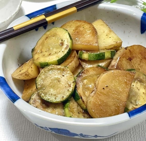 箸が止まらない！「旬のズッキーニと新じゃがのしょうゆ炒め」レシピ