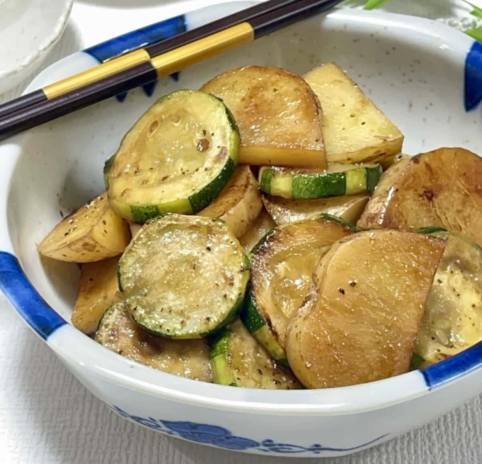 箸が止まらない！「旬のズッキーニと新じゃがのしょうゆ炒め」レシピ